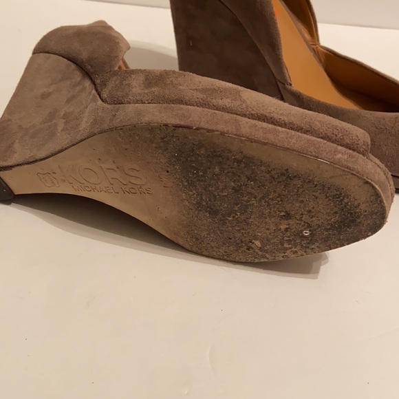 MICHAEL KORS PERO Taupe Suede Heels size 8 - Picture 6 of 9